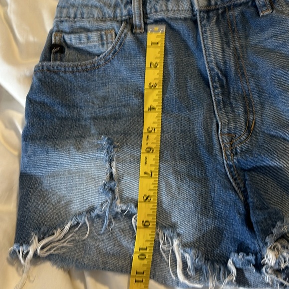 Kancan rough edge shorts w/slit - Picture 10 of 13